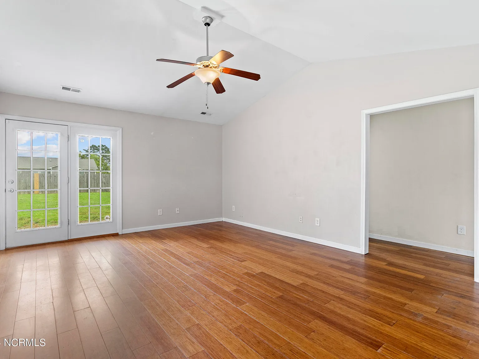 3 bed, 2.0 bath, $1,800 — Photo 4