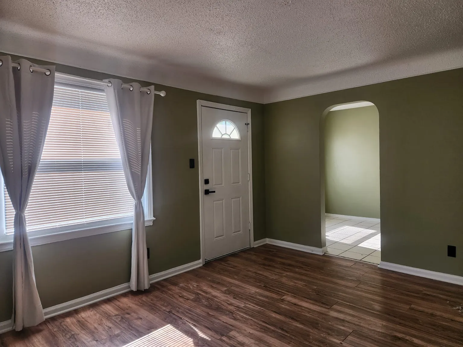 3 bed, 900 sqft, $1,350 — Photo 2