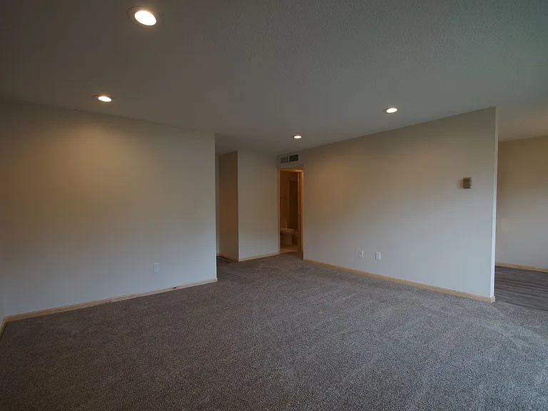 Larpenteur Estates Apartments — Photo 103