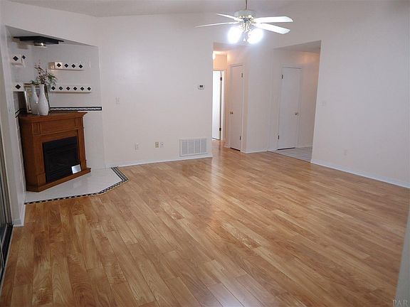 3rd image of 4009 Deerwood Cir