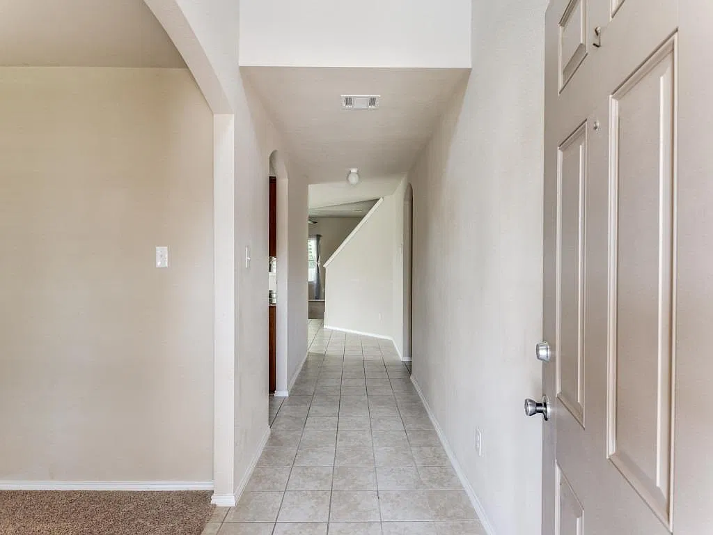5 bed, 2338 sqft, $2,450 — Photo 4