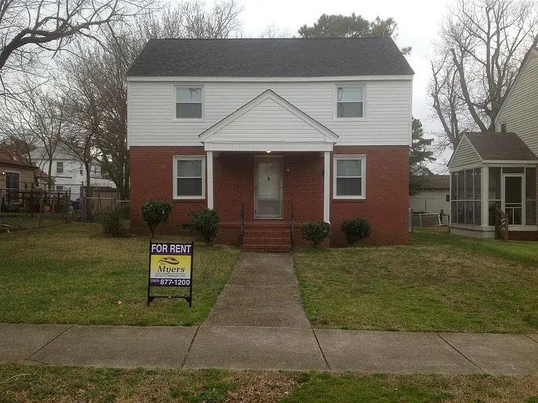 1709 Oak Ave — Photo 1
