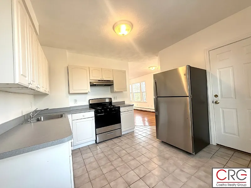 4 bed, 1.5 bath, 1400 sqft, $3,800 — Photo 2