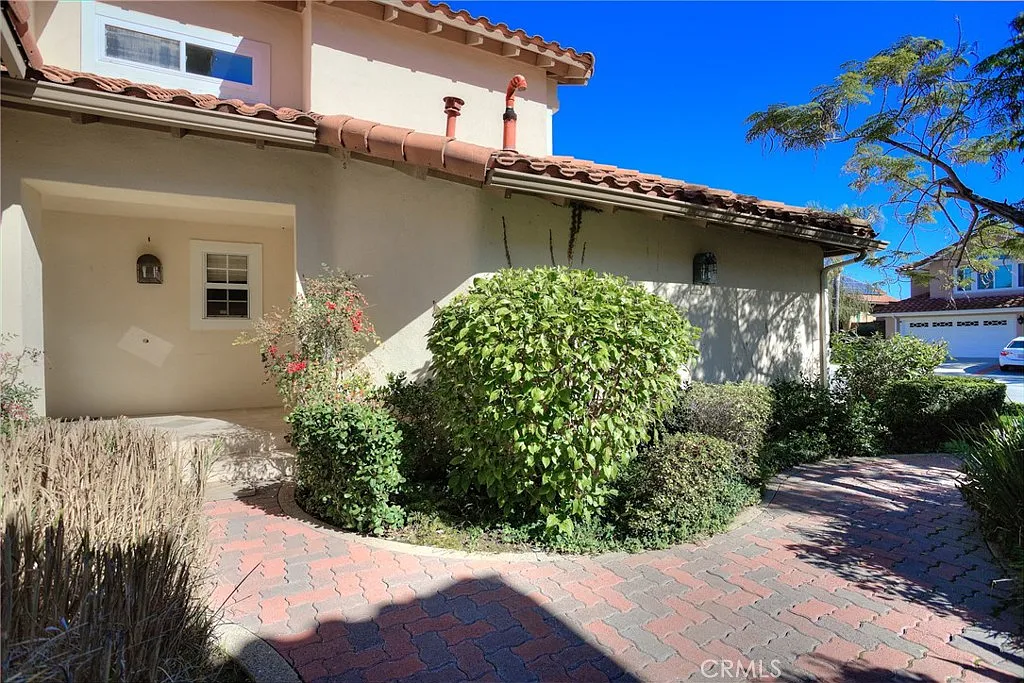4 bed, 2609 sqft, $6,535 — Photo 3