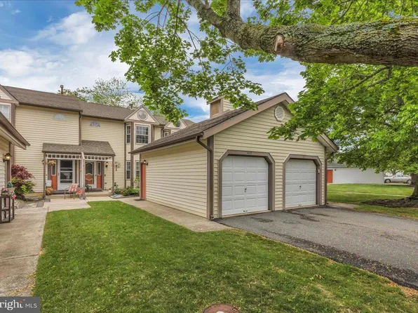 669 E Lakefront Cir, Absecon, NJ 08205