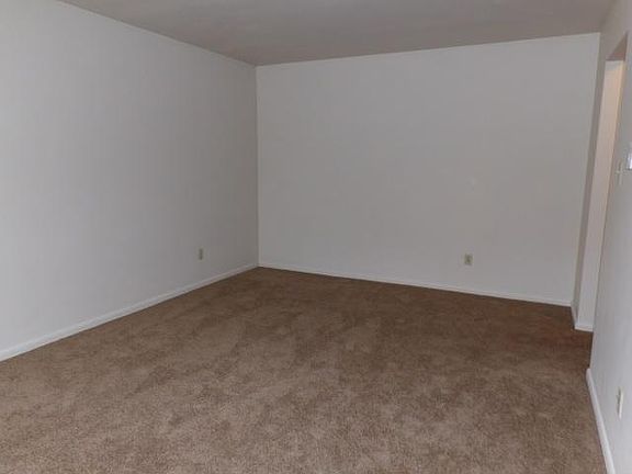 3rd image of 972 Patricia Dr APT 1