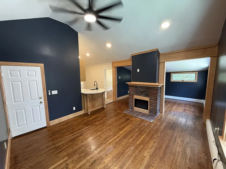 229 S Geneva St #8