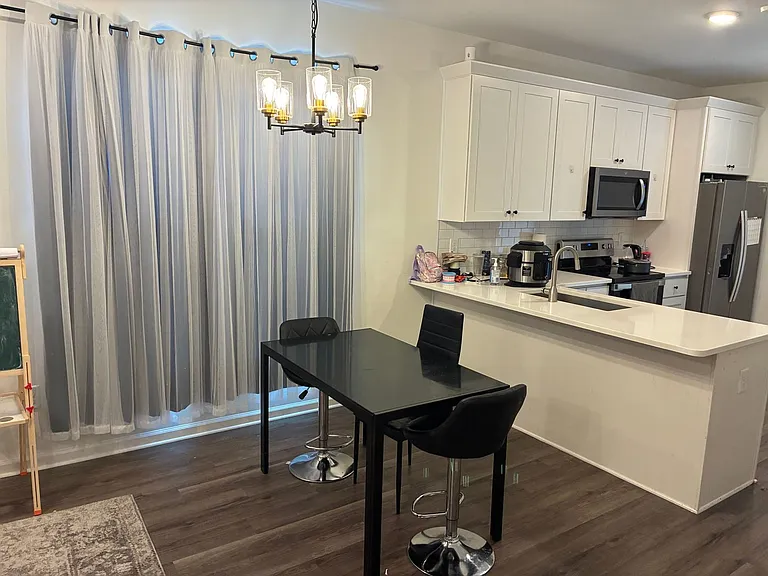 1420 Maplewood Dr #C — Photo 6