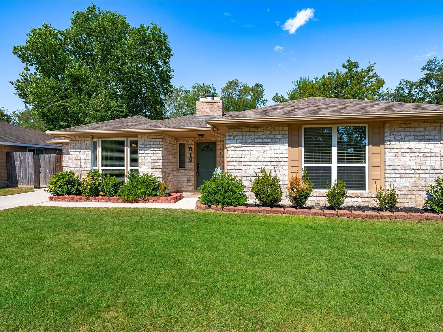 3 bed, 2.0 bath, 1236 sqft, $2,050 — Photo 4