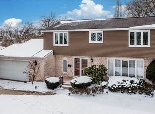 27 Summerview Rd, Williamsville, NY 14221