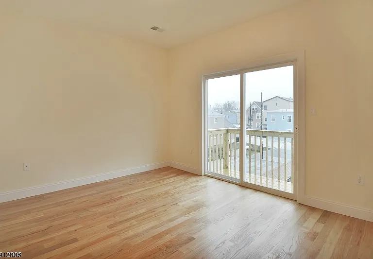 410 Davis Ave — Photo 4