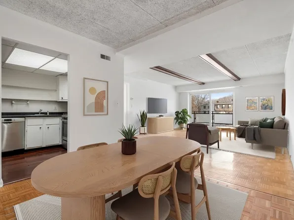 57 Broadlawn Park #1A, Chestnut Hill, MA 02467