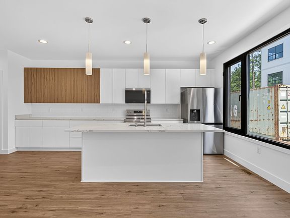 3rd image of 1105 Nova St