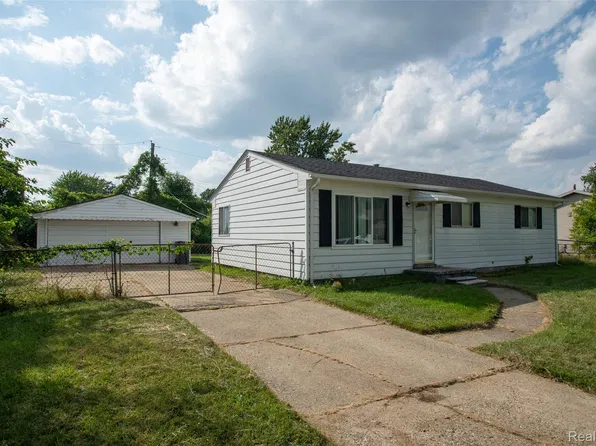 33711 Floyd St, Clinton Township, MI 48035