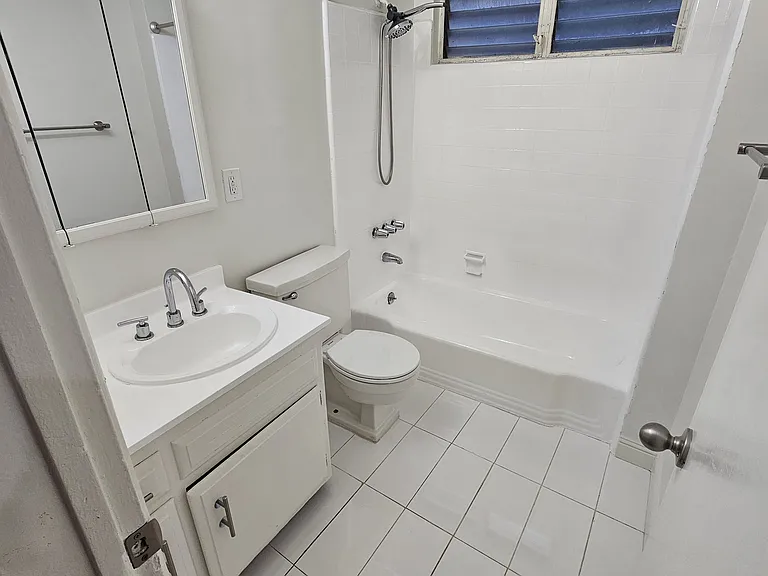 916 N Sierra Bonita Ave — Photo 20