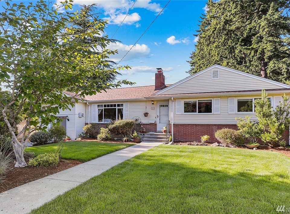 Clean and bright home close to Echo Lake.