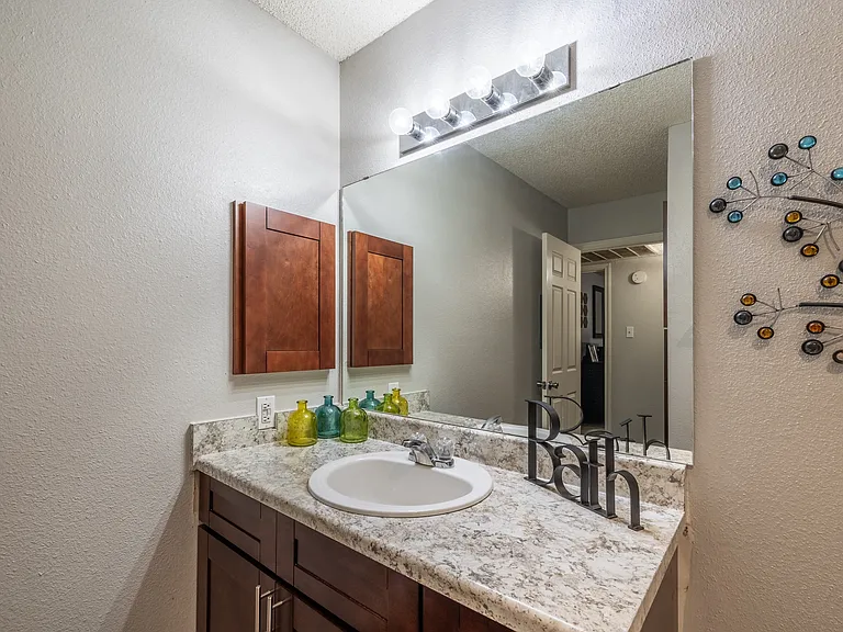 Palisades Park Apartments — Photo 23