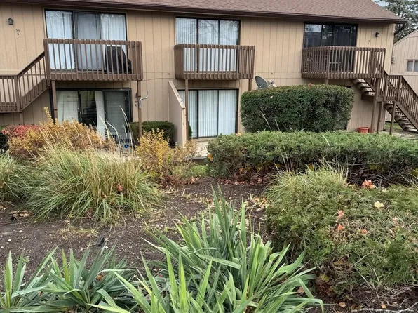 29 Jamaica Colony APT 5, Fox Lake, IL 60020