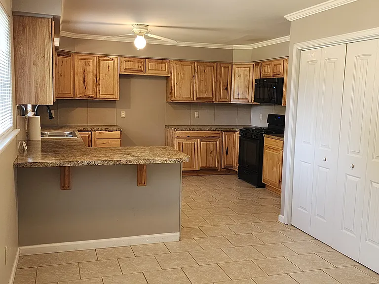 1112 N Hickory Ave — Photo 2