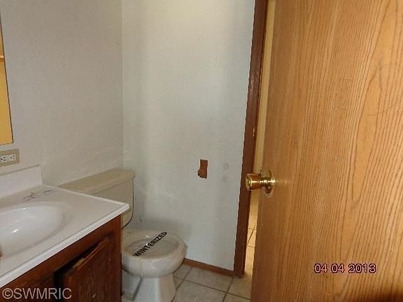 5th image of 417 Wood St N