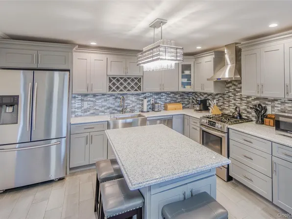 166 Cedar Court, Copiague, NY 11726