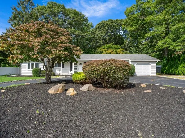 24 Blackfoot Trail, Shoreham, NY 11786