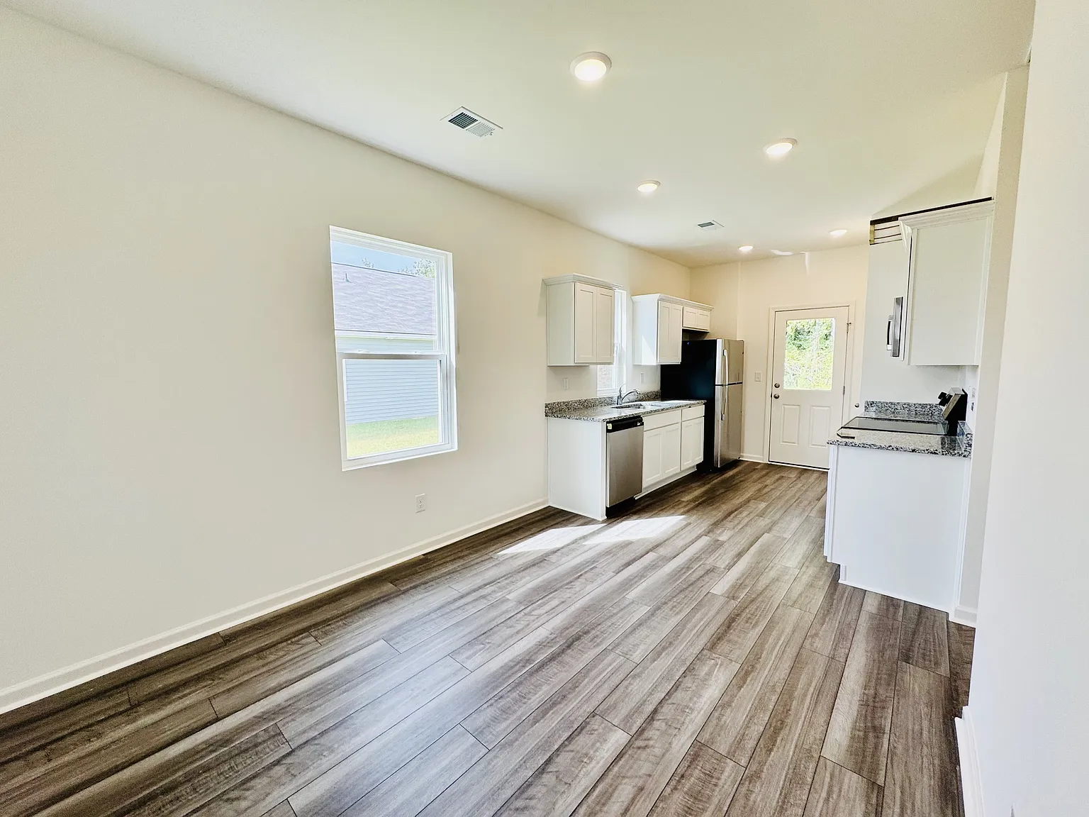 554 Silver Pidgeon St - 1 — Photo 3