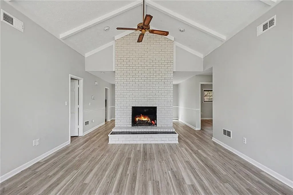 4 bed, 2.0 bath, 1959 sqft, $2,800 — Photo 3