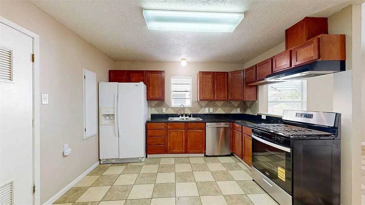6 bed, 2260 sqft, $2,400 — Photo 4