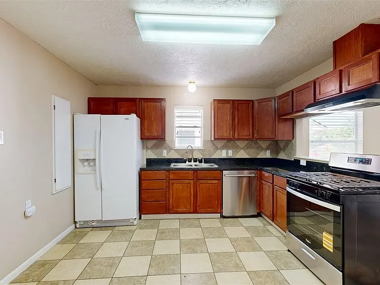 1724 Boardwalk Ct — Photo 4