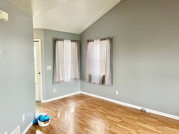 4th image of 427 Lilac Ave