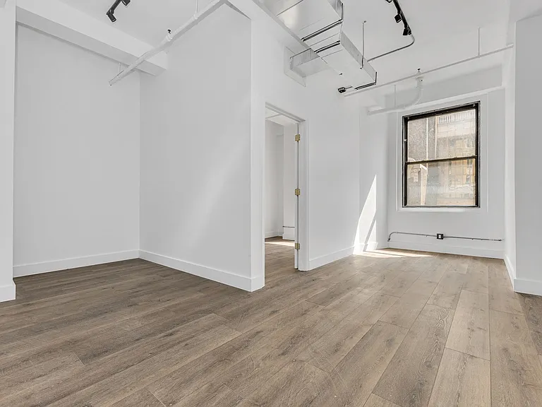 255 W 36th St #1007 — Photo 2