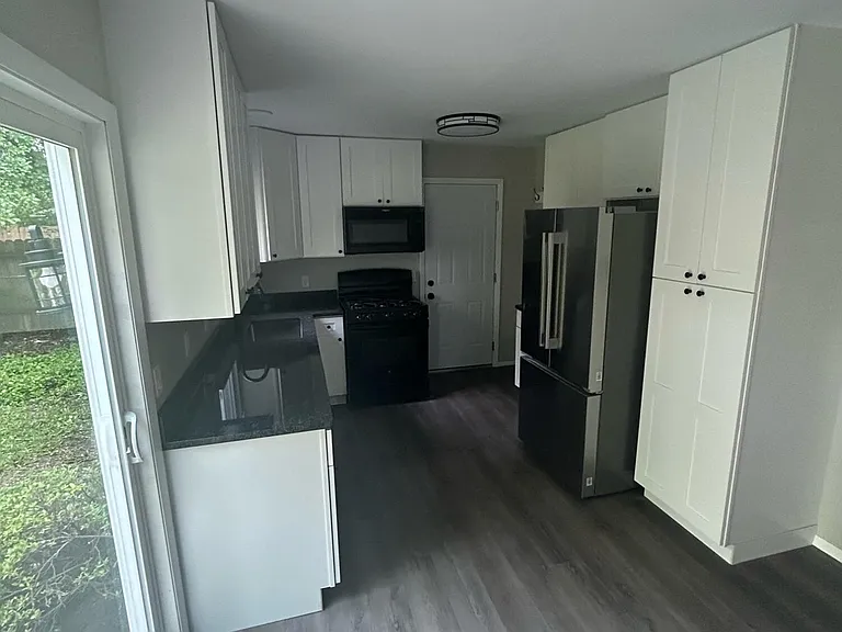 2930 Marshall St — Photo 2