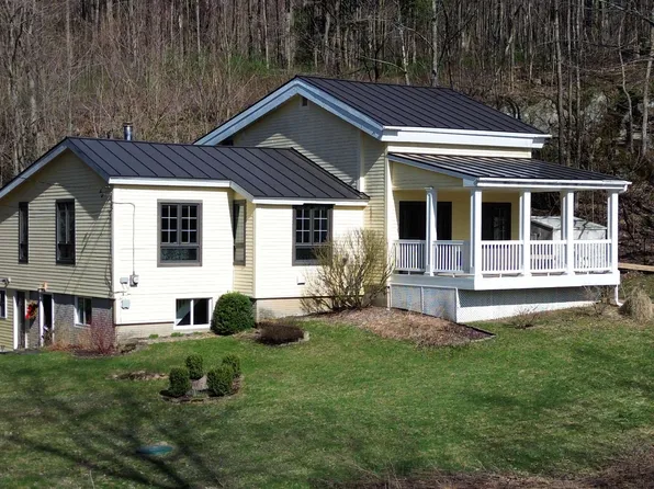 11 Lamore Road, Essex, VT 05452