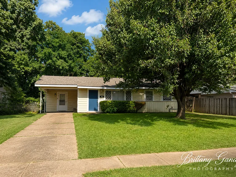 1504 Leslie St — Photo 2