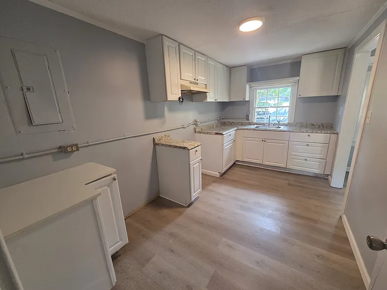 319 Mercer Ave — Photo 5
