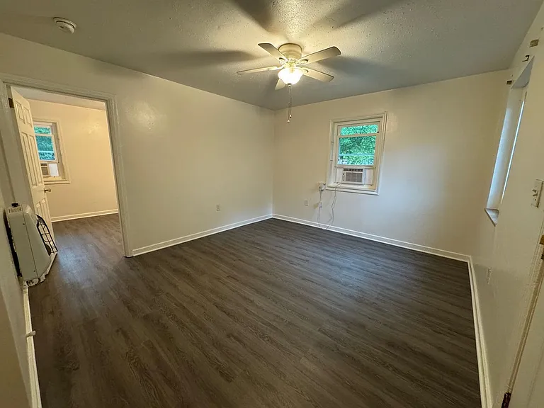 205 Holmes Dr #C — Photo 2