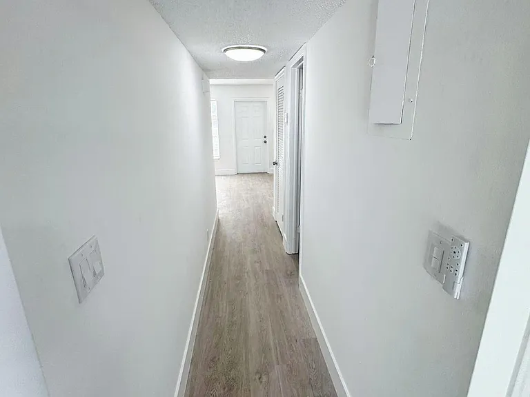 3920 Woodside Dr #14 — Photo 10