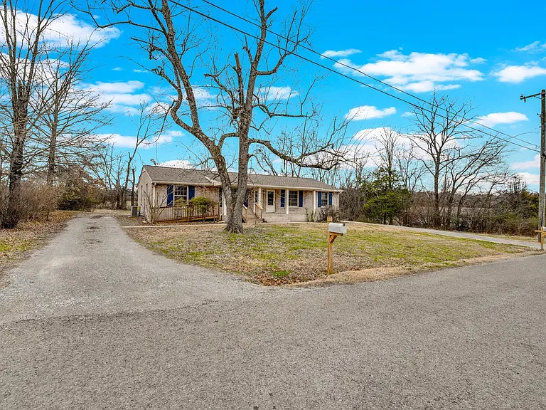 102 Jennings Dr #B — Photo 1
