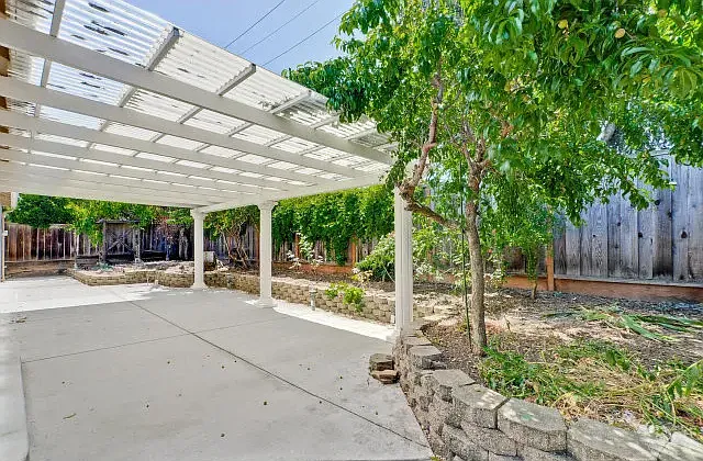 1034 Wallace Dr — Photo 3