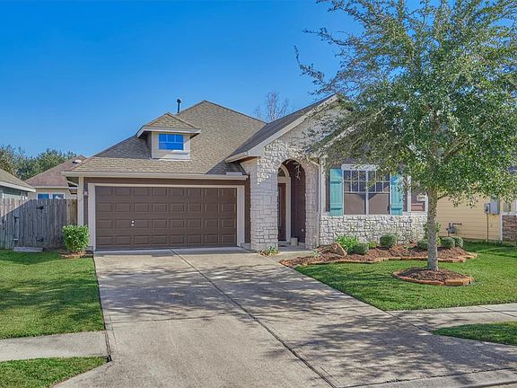 The curb appeal of this lovely David Weekley patio home just exudes "cottage charm."