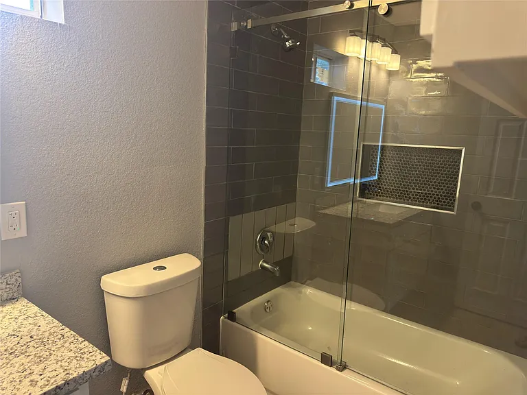 515 Caplin St — Photo 3