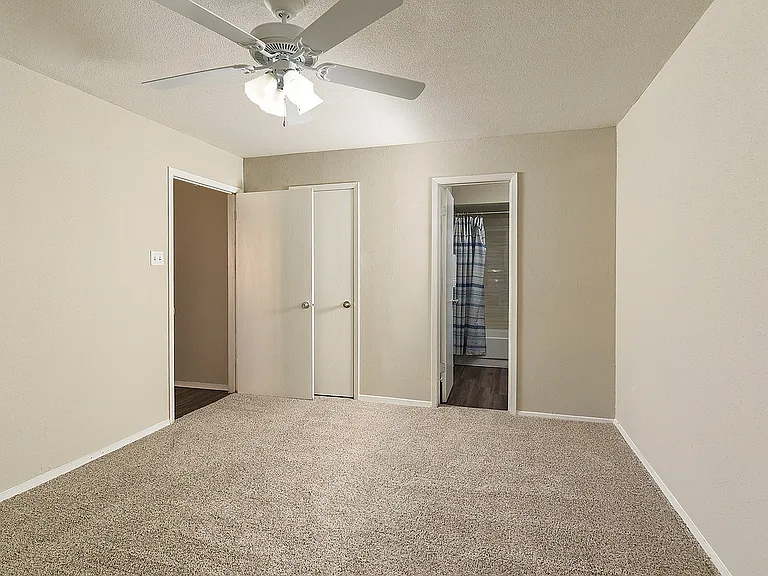 Cricket Hollow Apartments — Photo 24