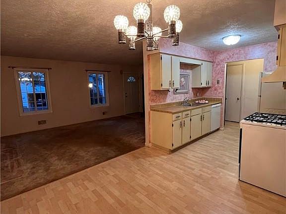 4th image of 244 Greenway Blvd