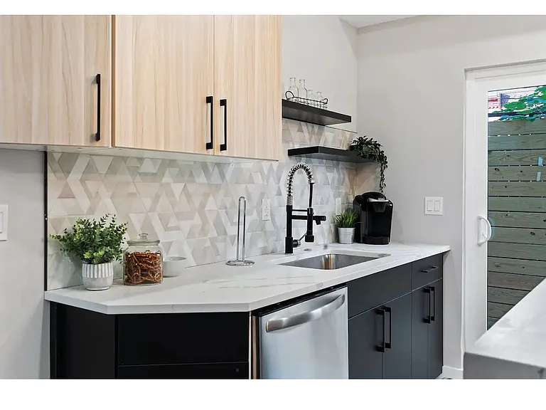 2531 Annin St — Photo 7