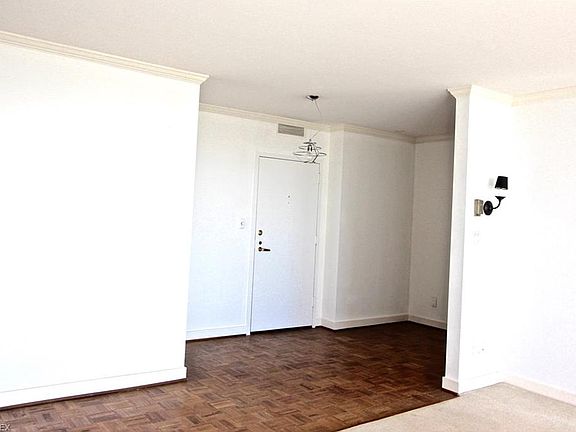 3rd image of 1 Bratenahl Pl APT 1107
