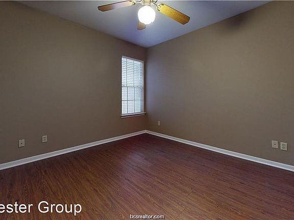 3rd image of 907 Balcones Dr APT 108