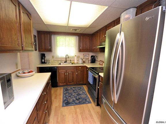 2nd image of 28 QUEENS Way