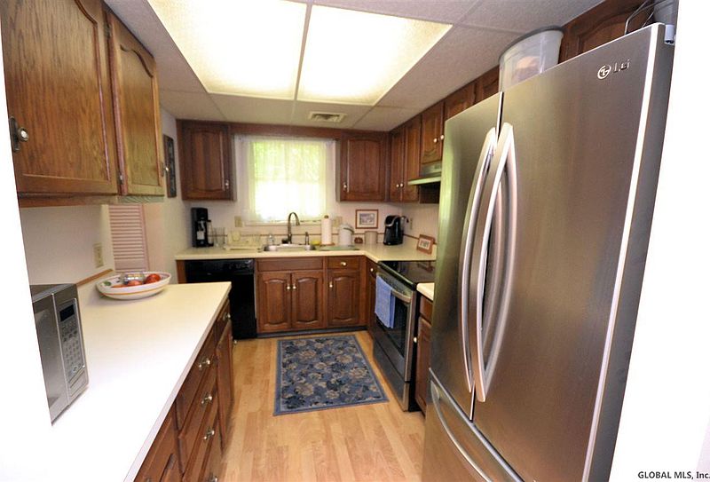 2nd image of 28 QUEENS Way