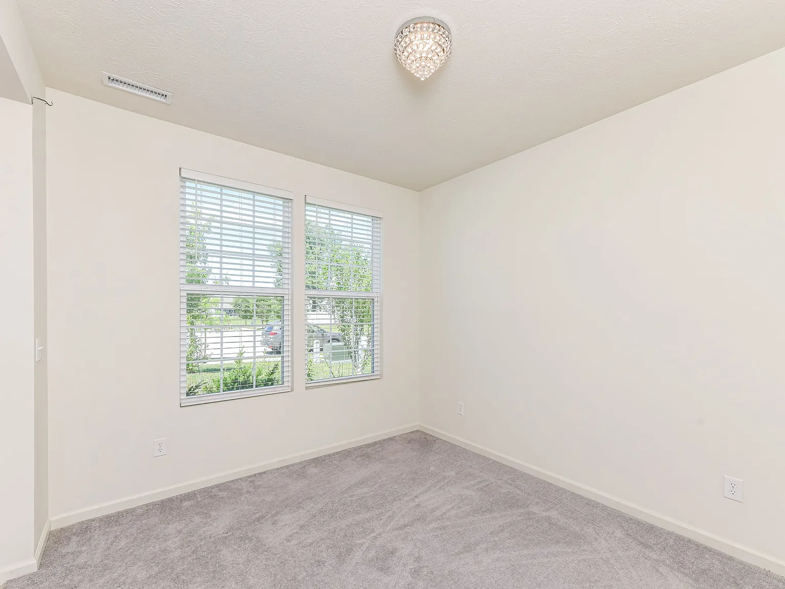 4 bed, 2400 sqft, $2,495 — Photo 3